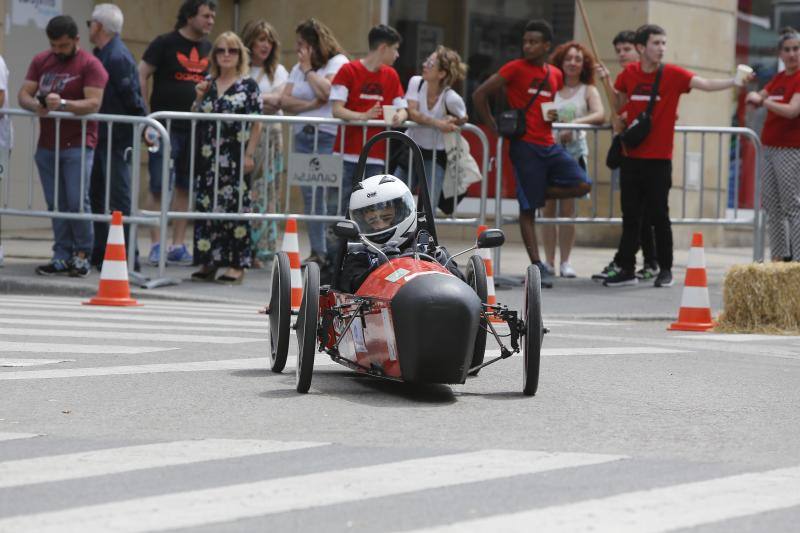 Este domingo, la Avenida de España de Torrelavega ha acogido el circuito 'Greenpower Iberia-Bridgestone', una prueba en la que participan 11 equipos de estudiantes procedentes de Cantabria, País Vasco, Galicia y Asturias, y en la que se compite con coches eléctricos y ecológicos construidos por ellos mismos.