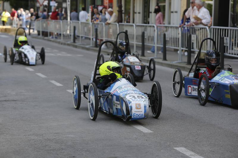 Este domingo, la Avenida de España de Torrelavega ha acogido el circuito 'Greenpower Iberia-Bridgestone', una prueba en la que participan 11 equipos de estudiantes procedentes de Cantabria, País Vasco, Galicia y Asturias, y en la que se compite con coches eléctricos y ecológicos construidos por ellos mismos.