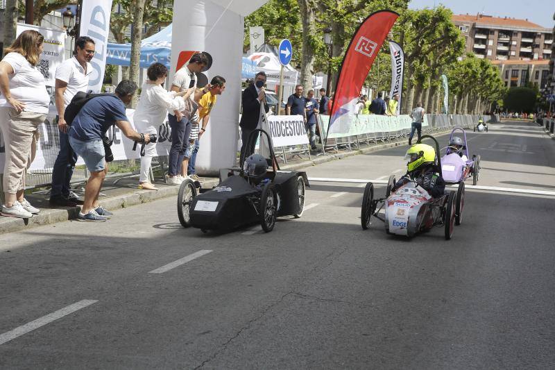 Este domingo, la Avenida de España de Torrelavega ha acogido el circuito 'Greenpower Iberia-Bridgestone', una prueba en la que participan 11 equipos de estudiantes procedentes de Cantabria, País Vasco, Galicia y Asturias, y en la que se compite con coches eléctricos y ecológicos construidos por ellos mismos.