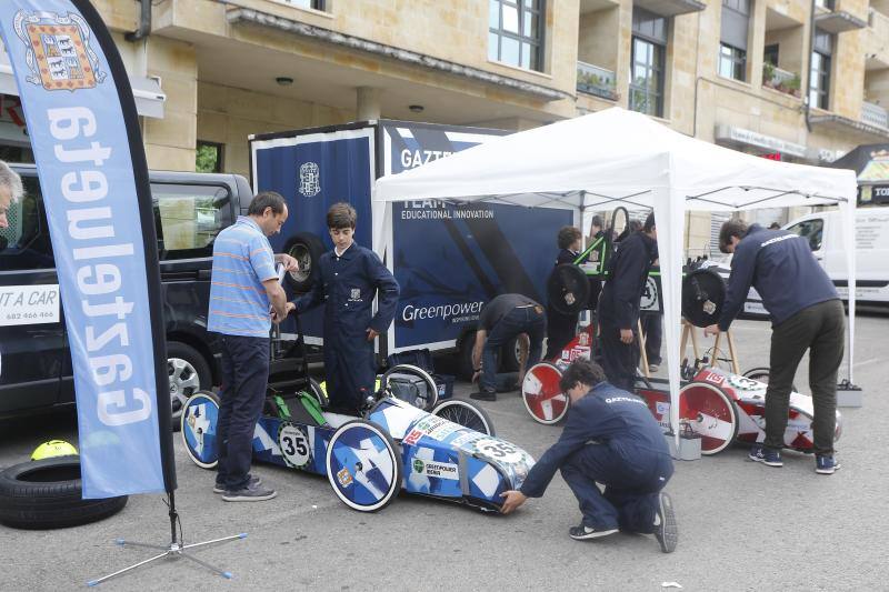 Este domingo, la Avenida de España de Torrelavega ha acogido el circuito 'Greenpower Iberia-Bridgestone', una prueba en la que participan 11 equipos de estudiantes procedentes de Cantabria, País Vasco, Galicia y Asturias, y en la que se compite con coches eléctricos y ecológicos construidos por ellos mismos.