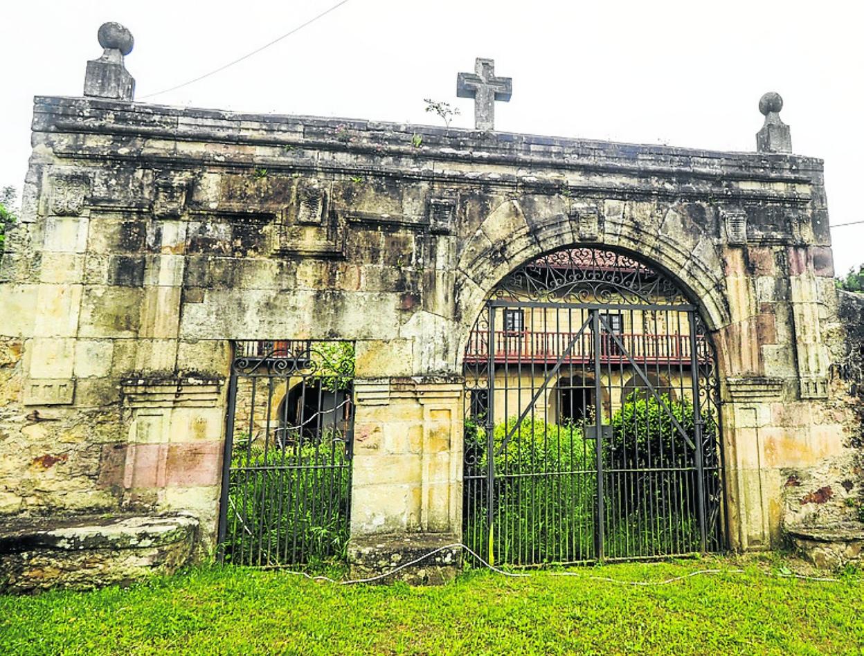 Entrada a la casa de los Calderón de la Barca en San Vicente de Toranzo. 