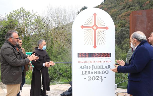 El reloj jubilar fue descubierto en las inmediaciones de la subida al monasterio de Santo Toribio.