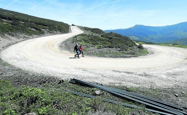 Subida. El futuro tramo asfaltado cuenta con varias curvas pronunciadas.