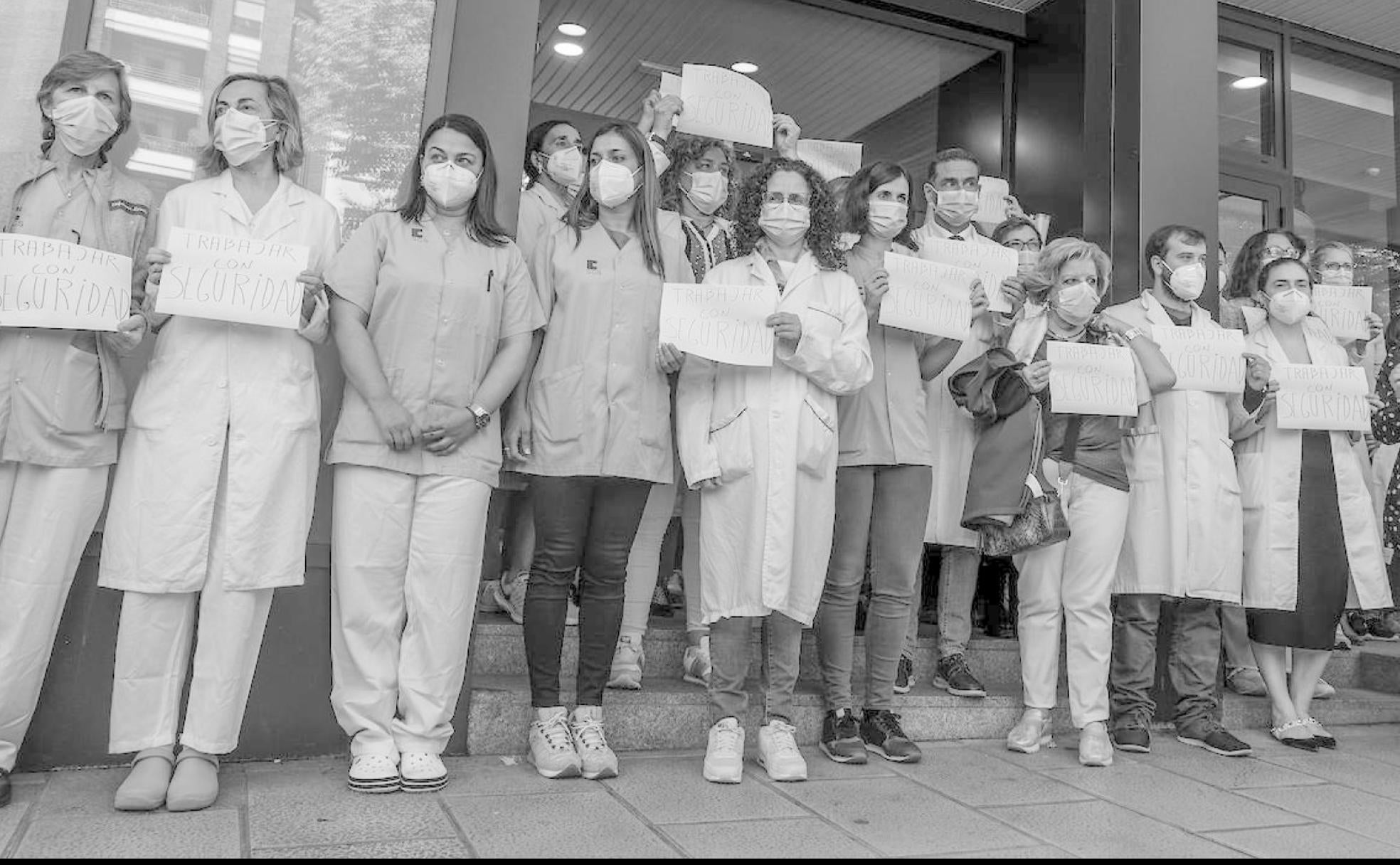 Manifestación en el centro de salud de la calle Vargas, tras la agresión al médico y el celador de Los Castros, en Santander. 