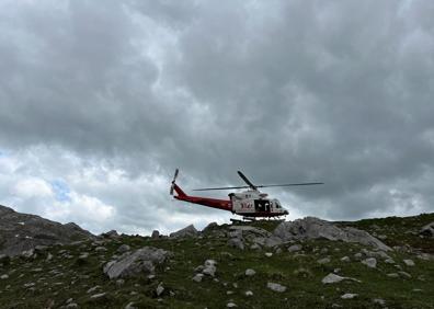 Imagen secundaria 1 - El helicóptero rescata a una montañera tras sufrir una caída en Picos de Europa