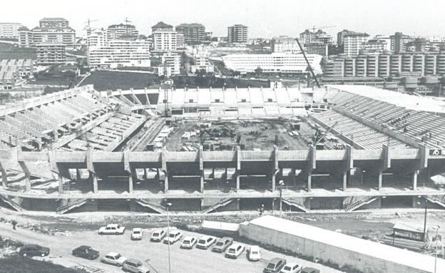  Obras de construcción del actual estadio a principios de 1988.