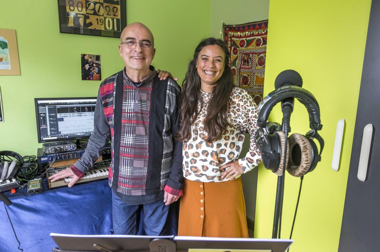 Navarro y Gil en el estudio del músico. 