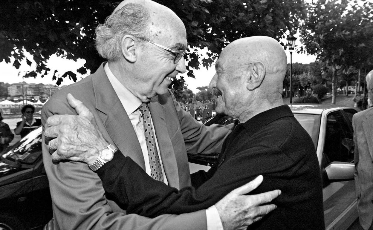Foto antigua del poeta José Hierro con José Saramago en la UIMP