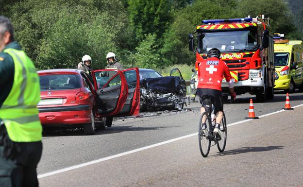 Imagen principal - Imágenes del accidente frontal de esta mañana. 