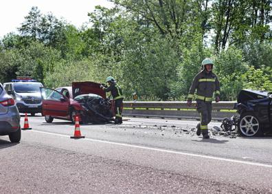 Imagen secundaria 1 - Imágenes del accidente frontal de esta mañana. 