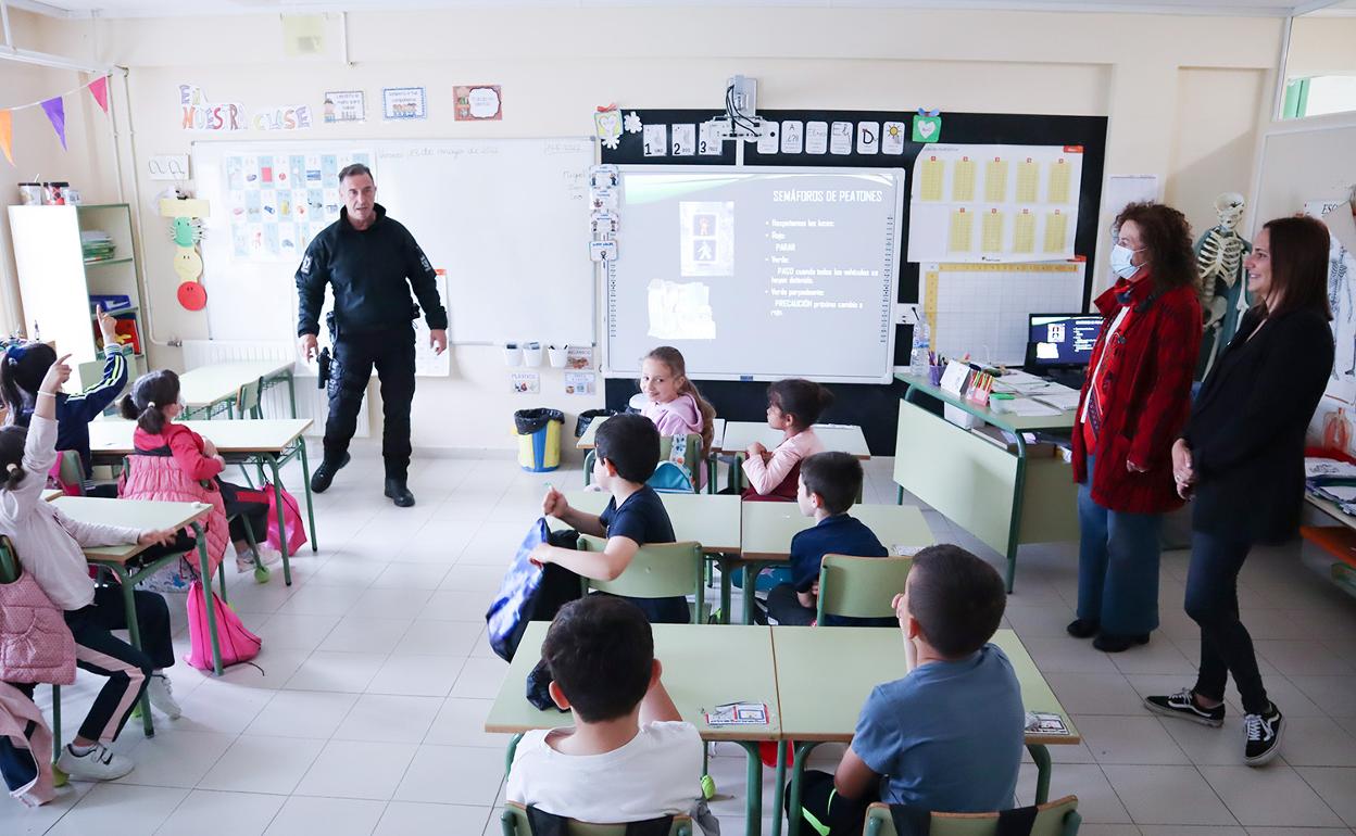 Los escolares de Comillas participan en una de las jornadas de educación vial. 