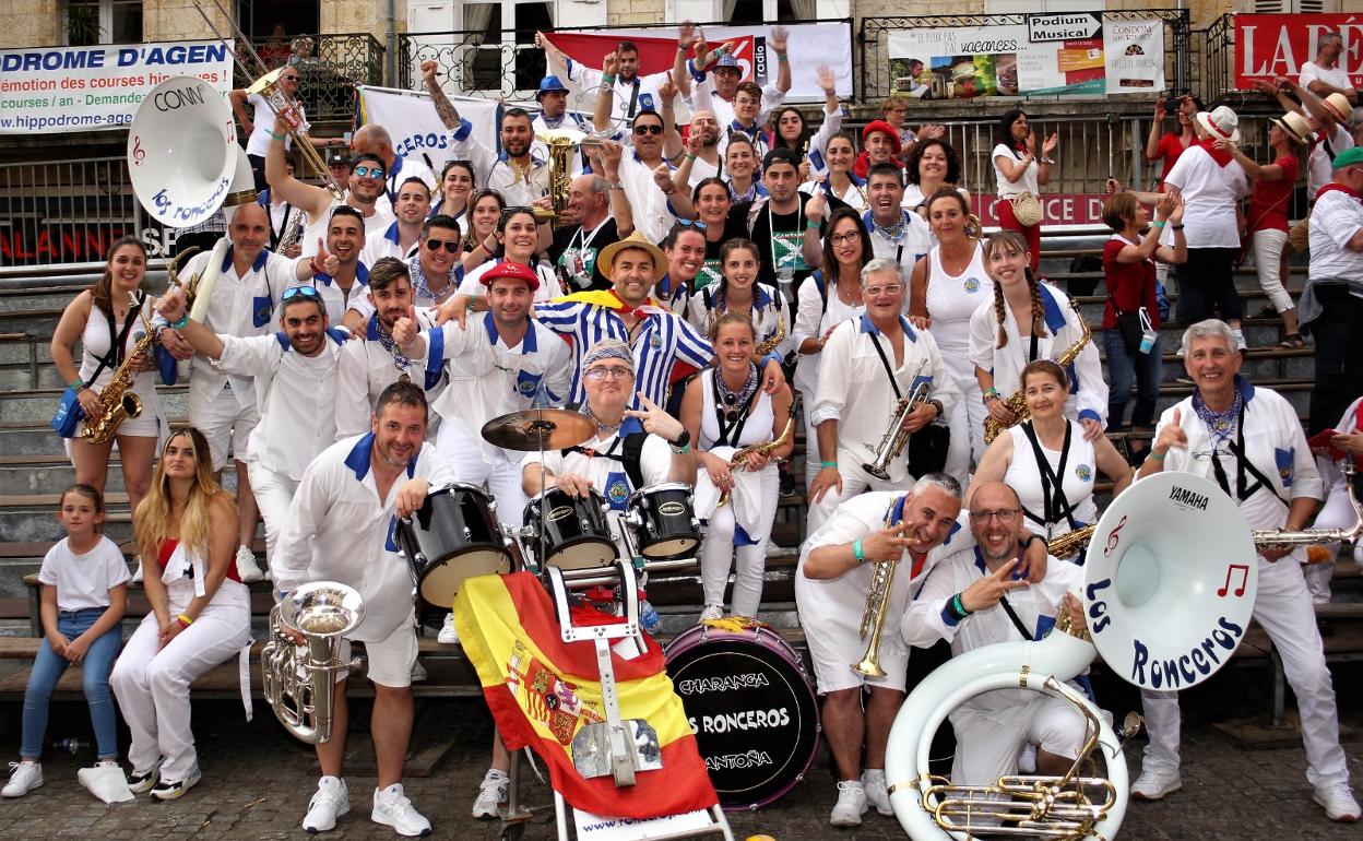 Los integrantes de la charanga Los Ronceros, en Condom.