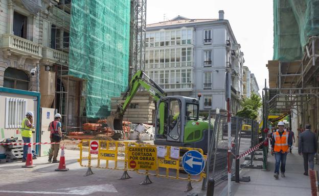 Tramo de la calle Hernán Cortés cortada al tráfico por las obras del Espacio Pereda.