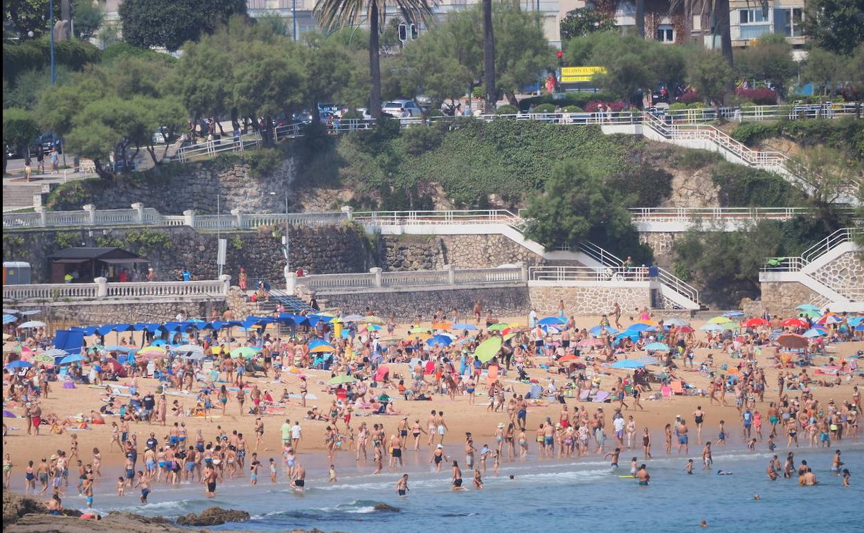 Día de verano en la Primera Playa del Sardinero. 