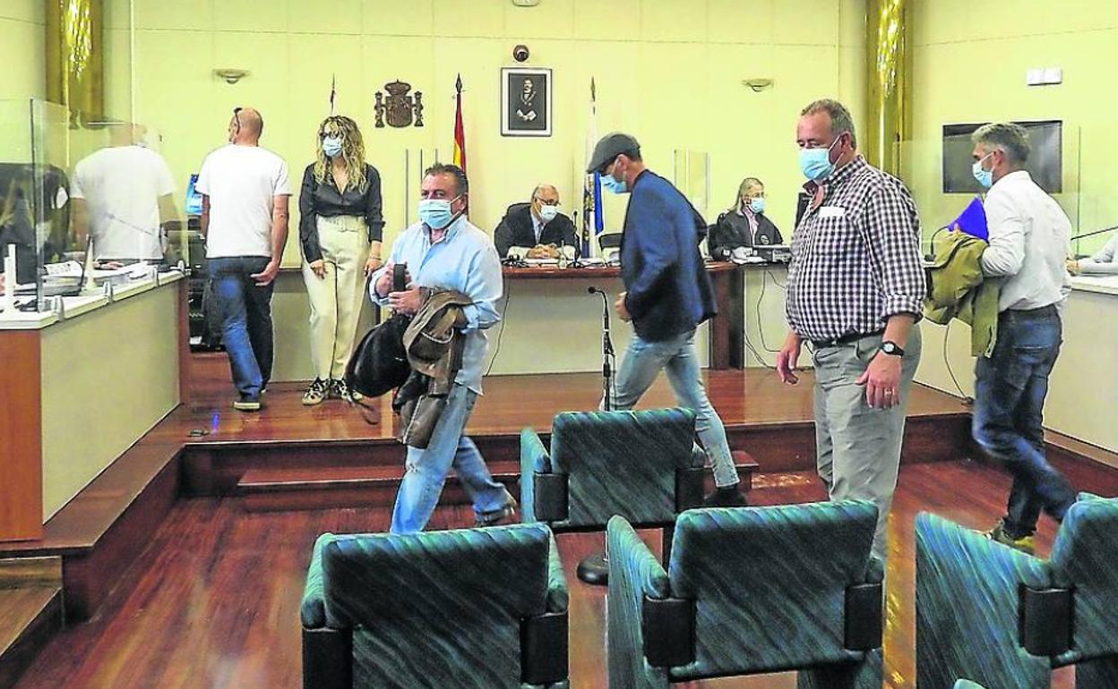 Cuatro de los seis acusados en la primera sesión del juicio que arrancó este lunes en la Audiencia Provincial. 