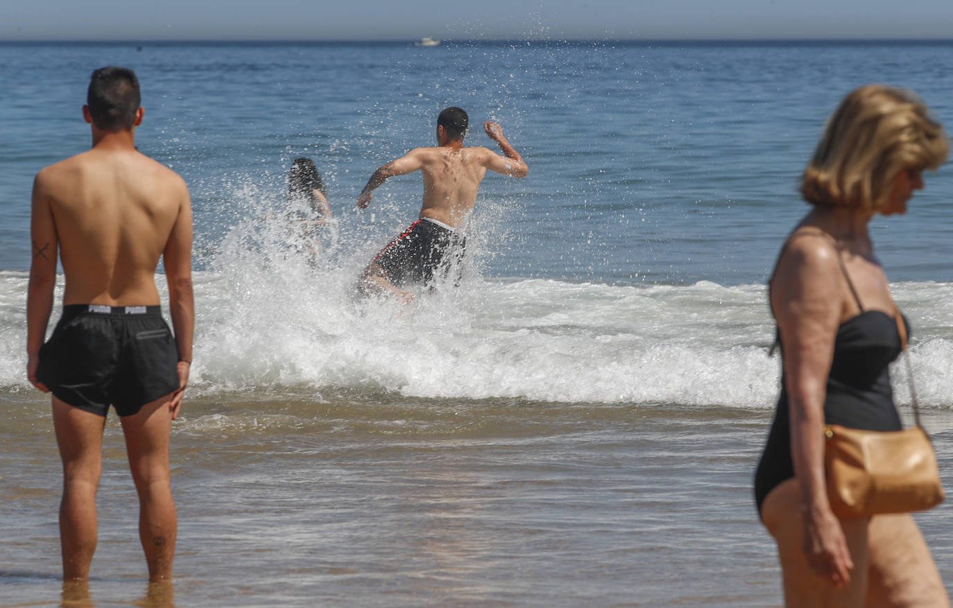 Fotos: El buen tiempo llena las playas