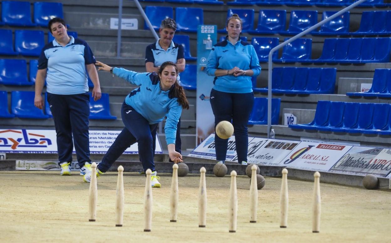 María Sainz, al birle para Bielva. Tras ella, sus compañeras Magda Gutiérrez, Mabel Hernández y Laura Sainz. 
