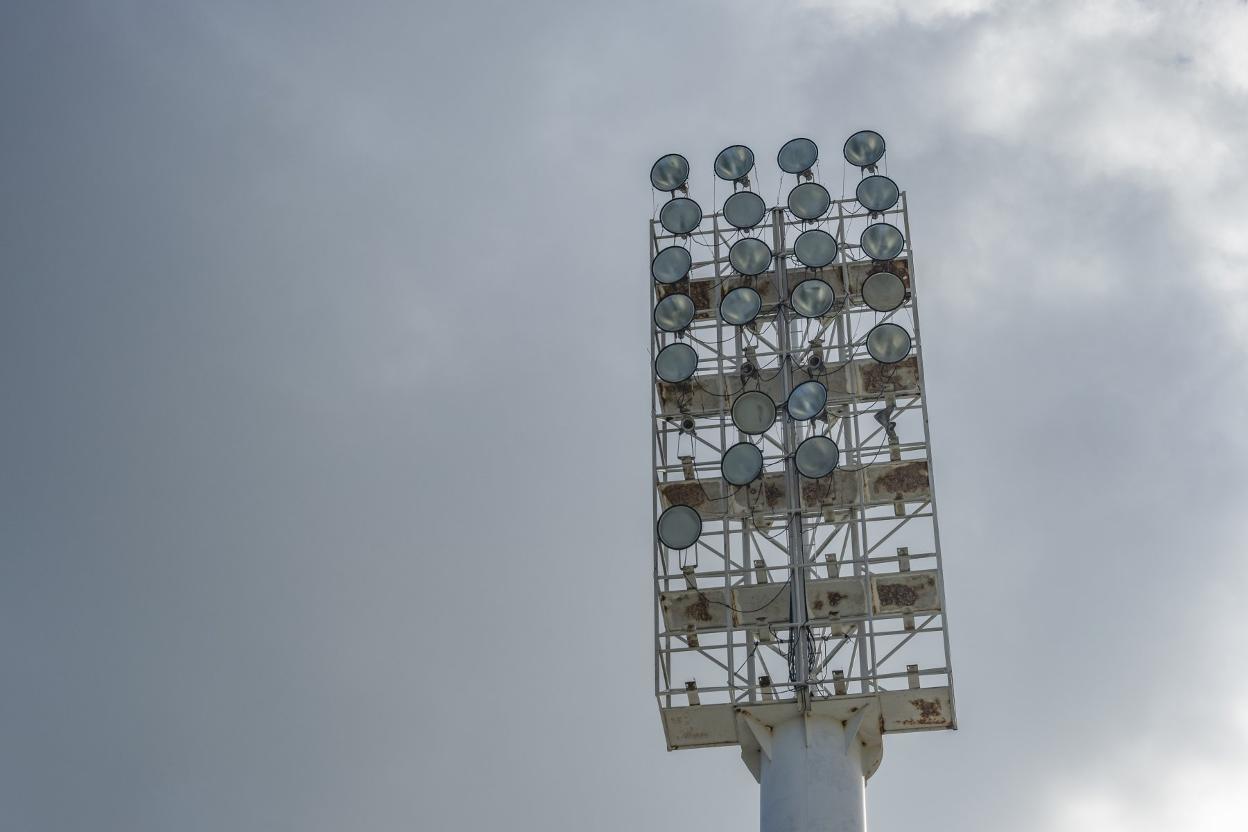 Los focos de los Campos de Sport deberán ser cambiados. 