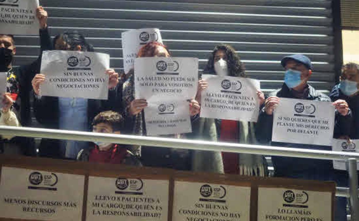La plantilla del servicio de diálisis protesta ante la sede de la empresa en el Zoco Gran Santander