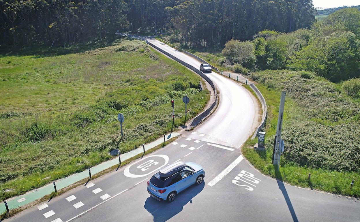 El semáforo regula el tráfico en la carretera de Oyambre. 