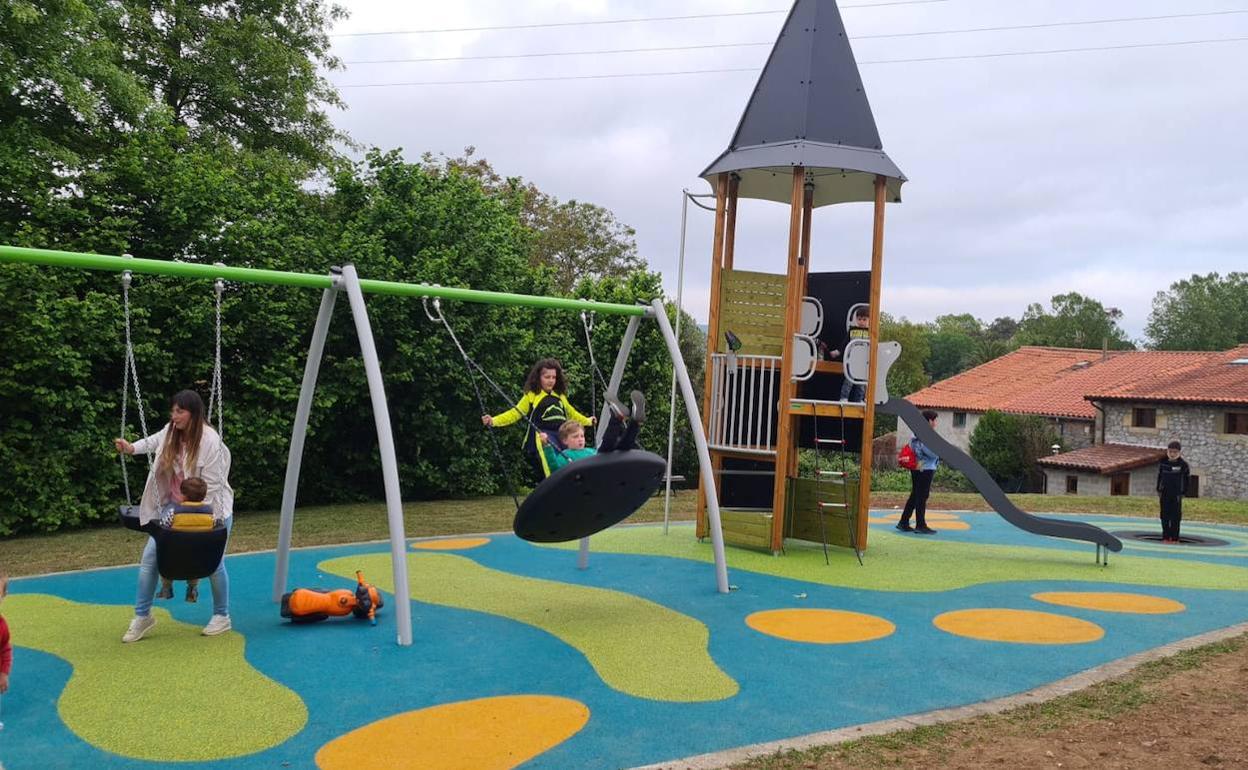 Los elementos de juego de Elechino se han sustituido y se ha incorporado una tirolina y una cama elástica 