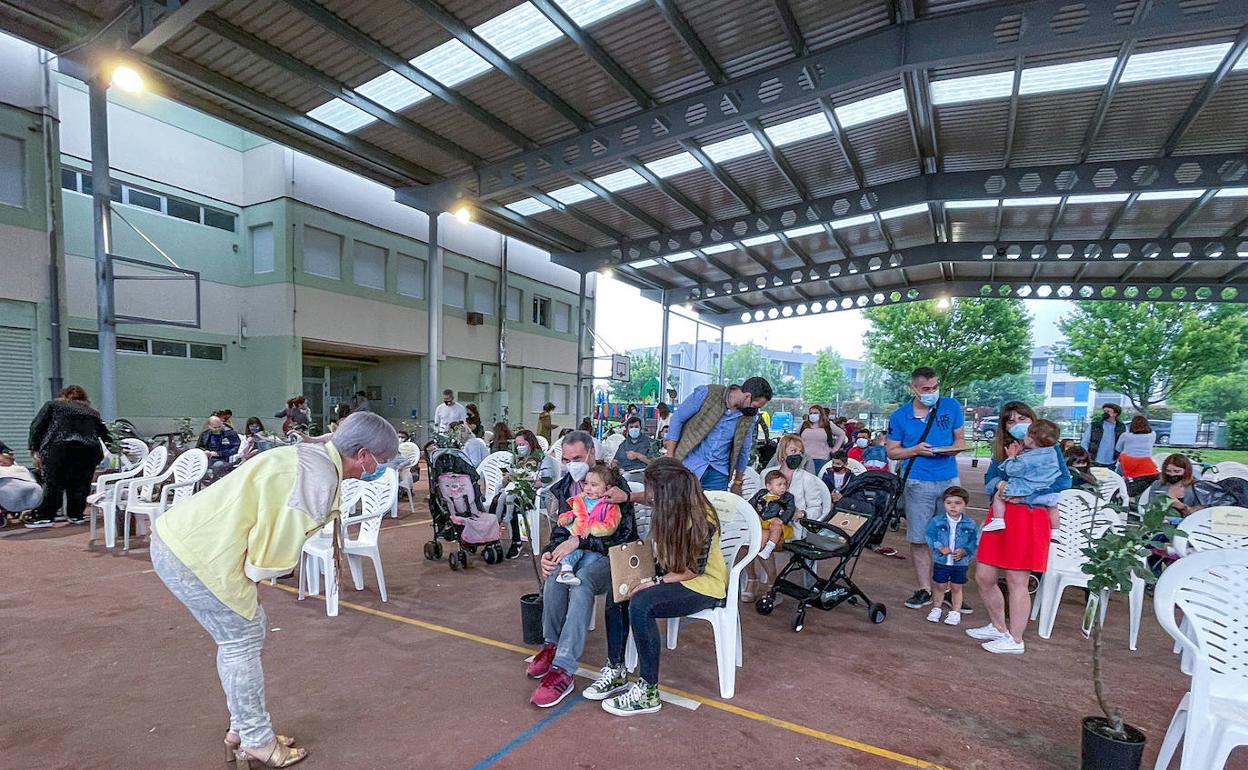 La alcaldesa durante la entrega de las primeras ayudas a la natalidad en 2021 