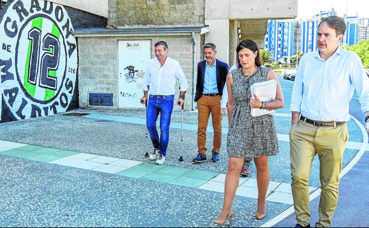 Alfredo Pérez, Víctor Alonso, Gema Igual y Roberto Bermúdez de Castro supervisan los aledaños de los Campos de Sport de El Sardinero. 