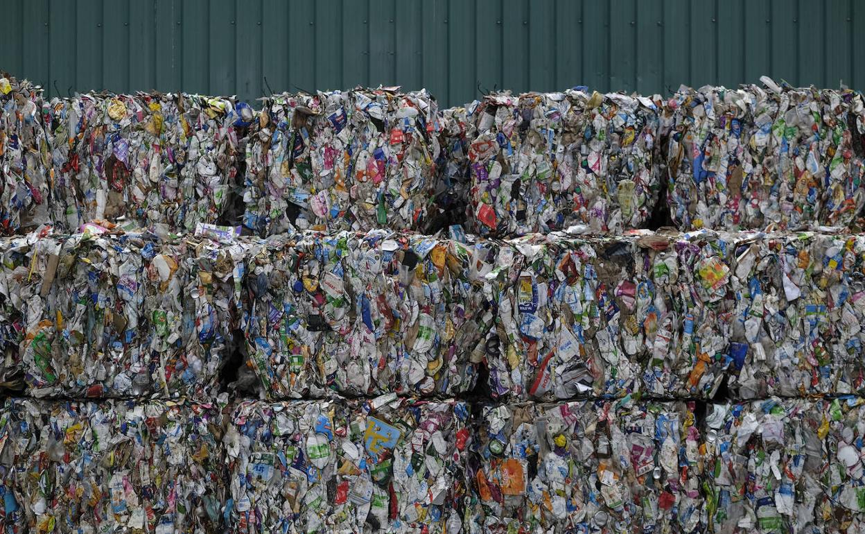 Residuos plásticos recopilados en la planta de reciclaje de Colmenar Viejo (Madrid). 