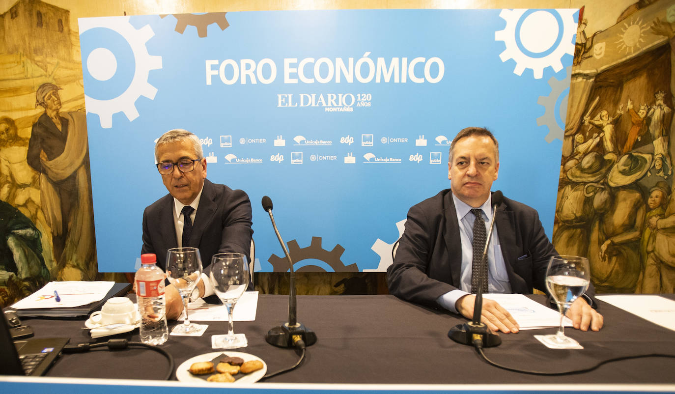 El presidente del Instituto de Crédito Oficial (ICP), José Carlos García de Quevedo Ruiz, junto al director de El Diario Montañés, Íñigo Noriega.