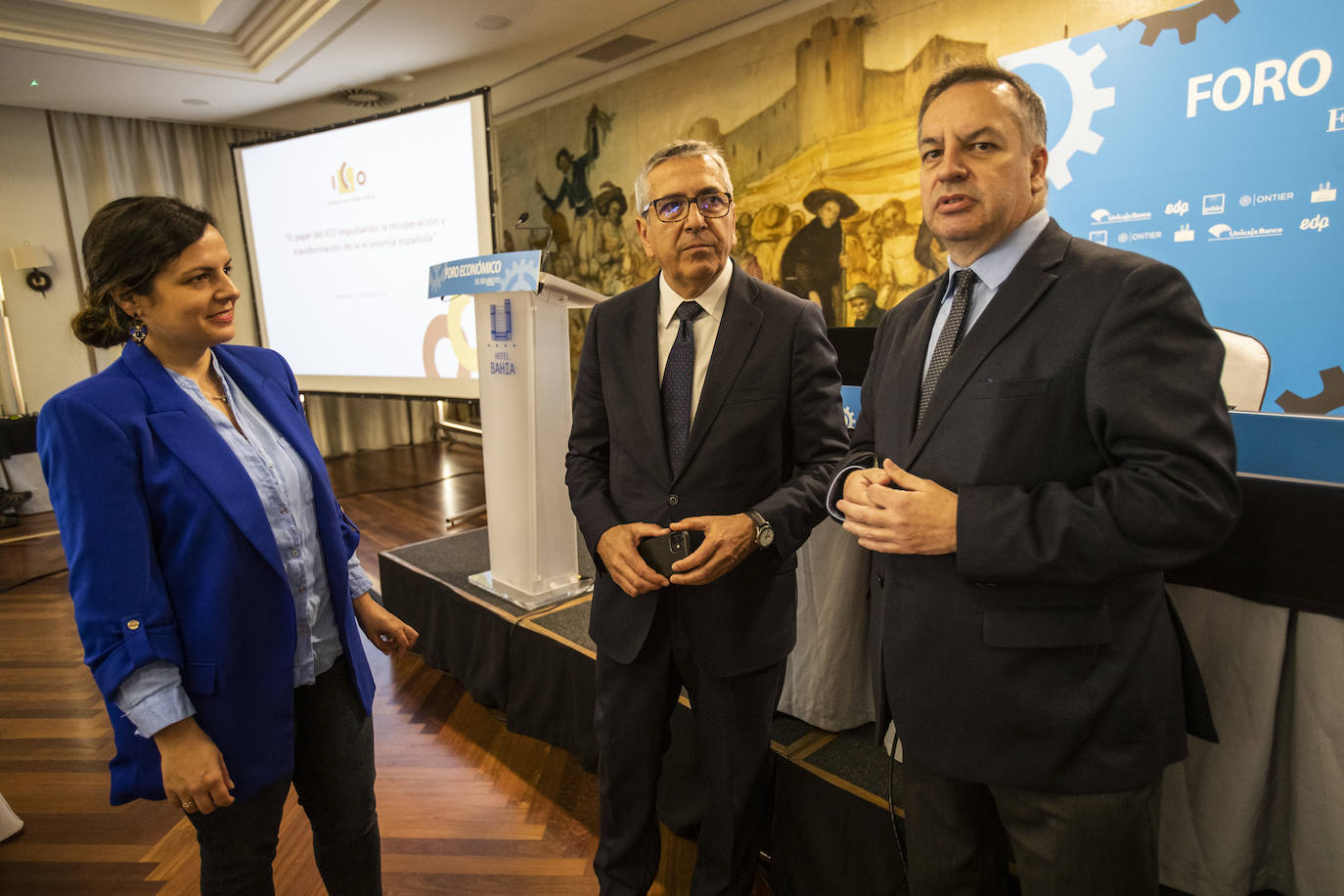 El presidente del Instituto de Crédito Oficial (ICP), José Carlos García de Quevedo Ruiz, junto con la periodista y presentadora del acto, Pilar González, y el director del Diario Montañés, Iñigo Noriega.