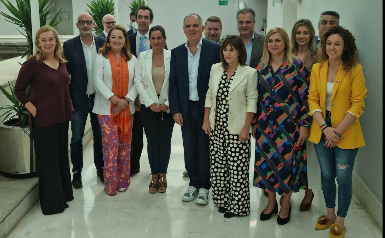 La consejera Ana Belén Álvarez, en el centro, junto a los miembros de la Comisión de Economía 