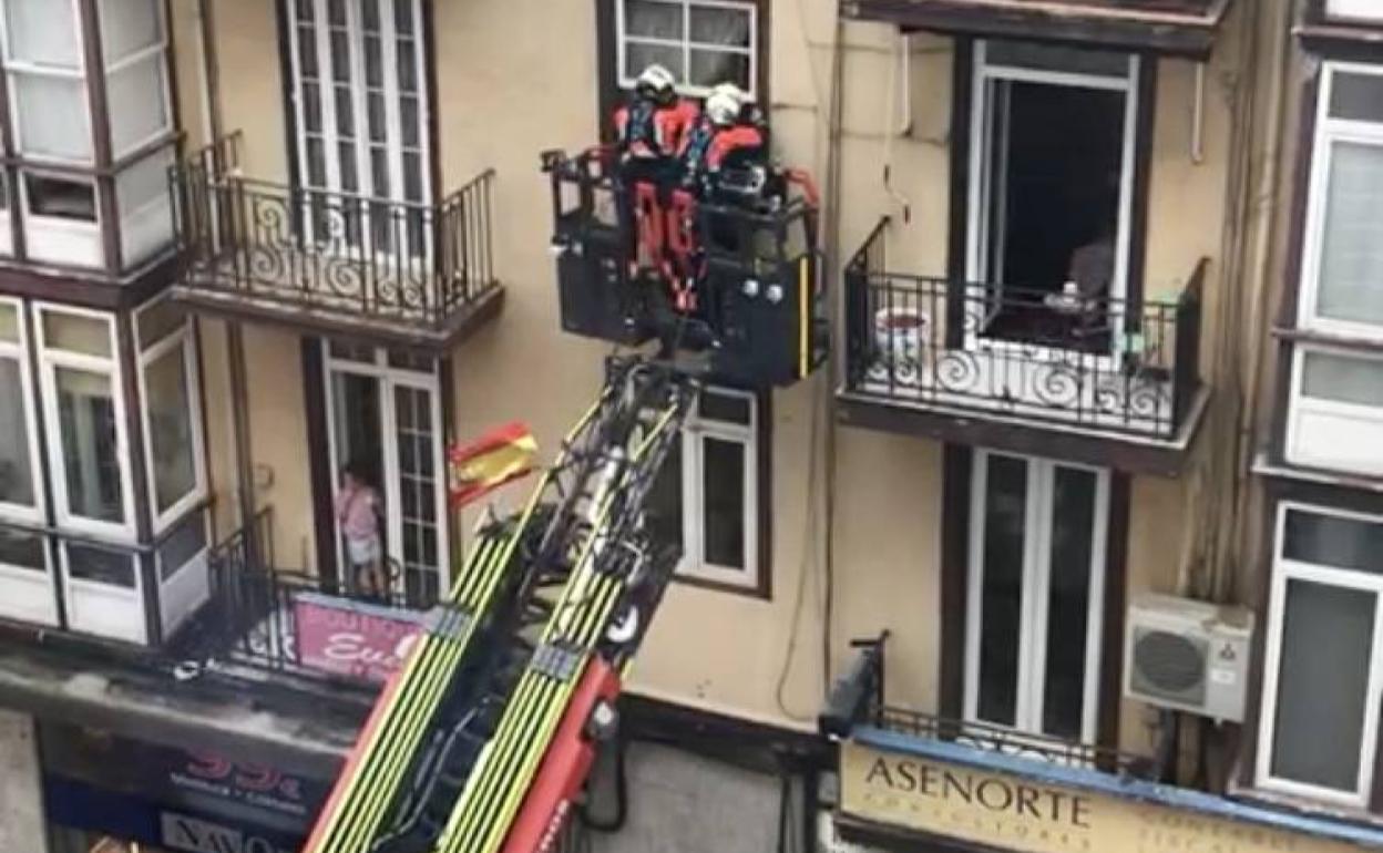 Los bomberos acceden al segundo piso del número 16 de la calle Burgos. 