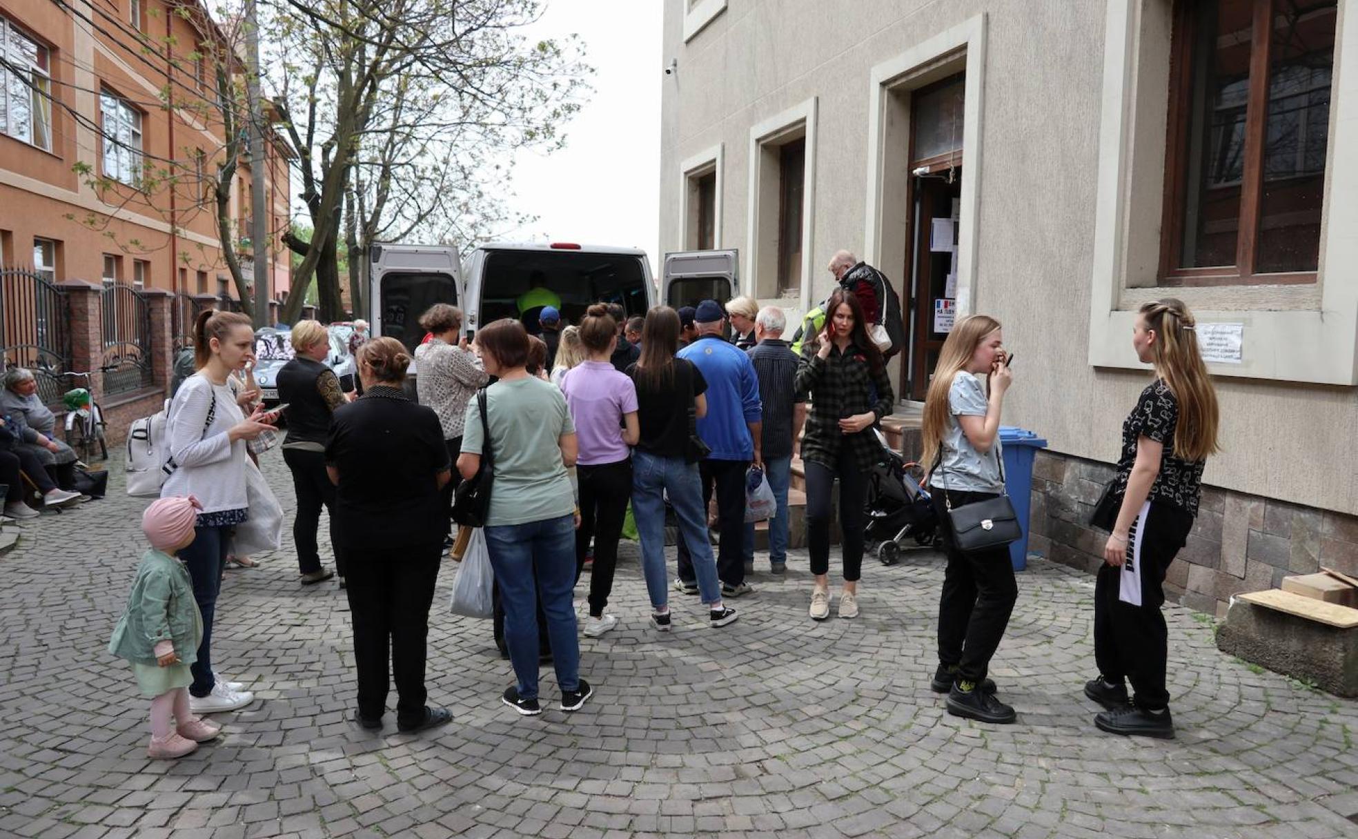 Un grupo de refugiados de los ocho millones de desplazados en el interior de Ucrania espera asistencia en un centro de Mukáchevo.