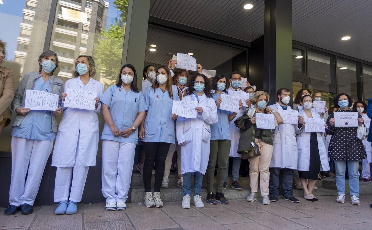 Concentración en el Centro Salud la Calle Vargas contra las agresiones a sanitarios.