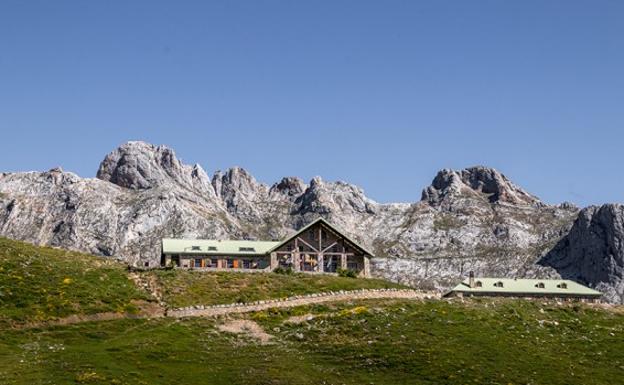 El Hotel Áliva está situado a 3,5 kilómetros de la estación del teleférico, uno de sus principales accesos, y cuenta con 70 plazas de alojamiento distribuidas en habitaciones para dos, cuatro y hasta seis personas.