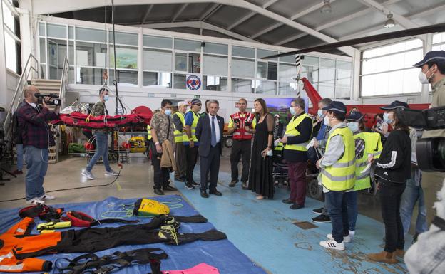 El presidente y la consejera de Presidencia visitan el hangar del helicóptero del Gobierno regional con una representación de CERMI Cantabria.