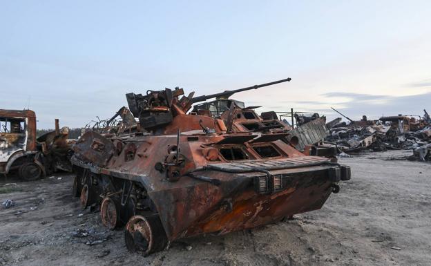 Restos de tanques rusos destrozados por el ejército ucraniano.