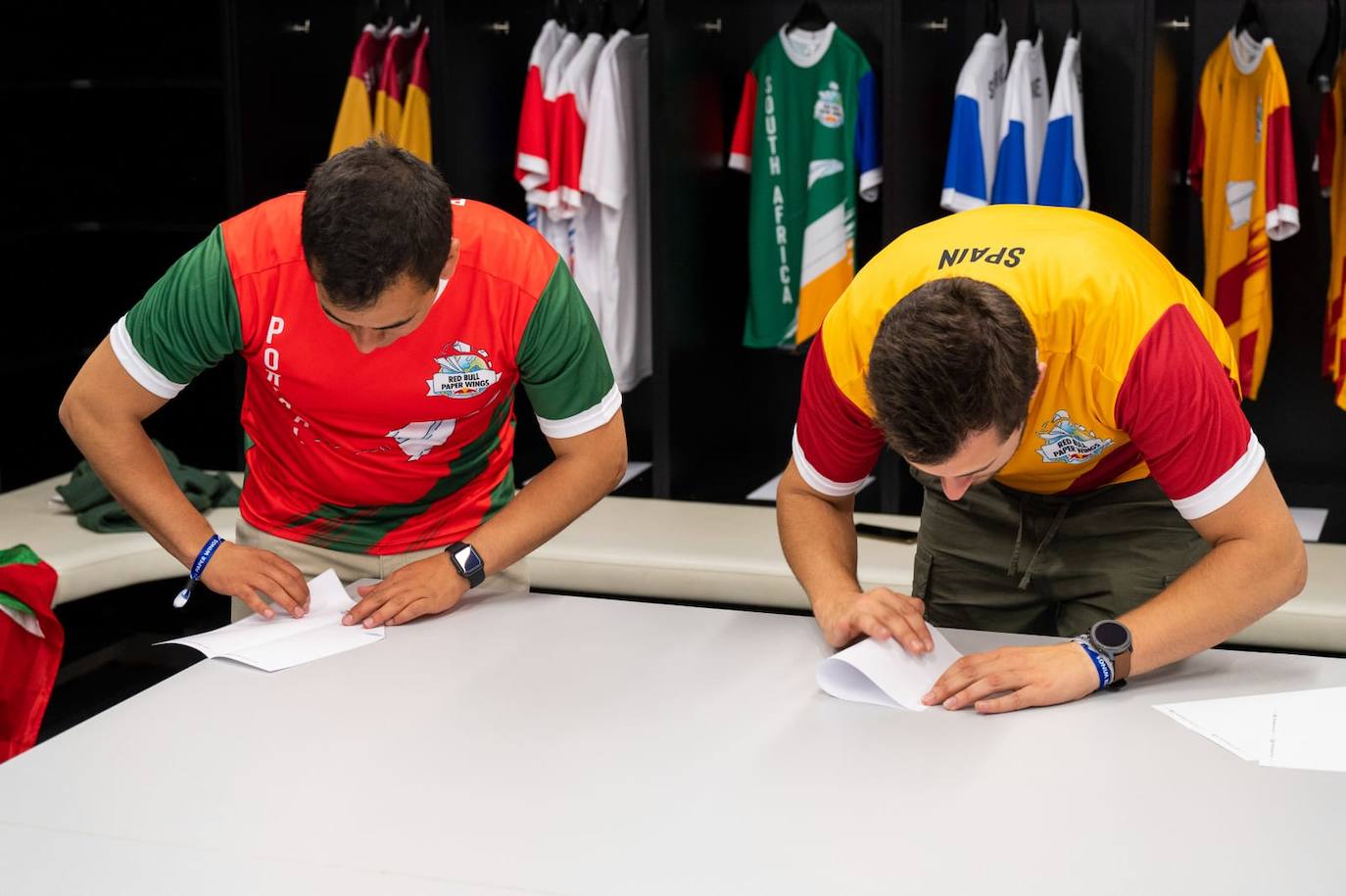 Javier prepara uno de sus aviones para la competición junto a otro participante de Portugal antes de la final.