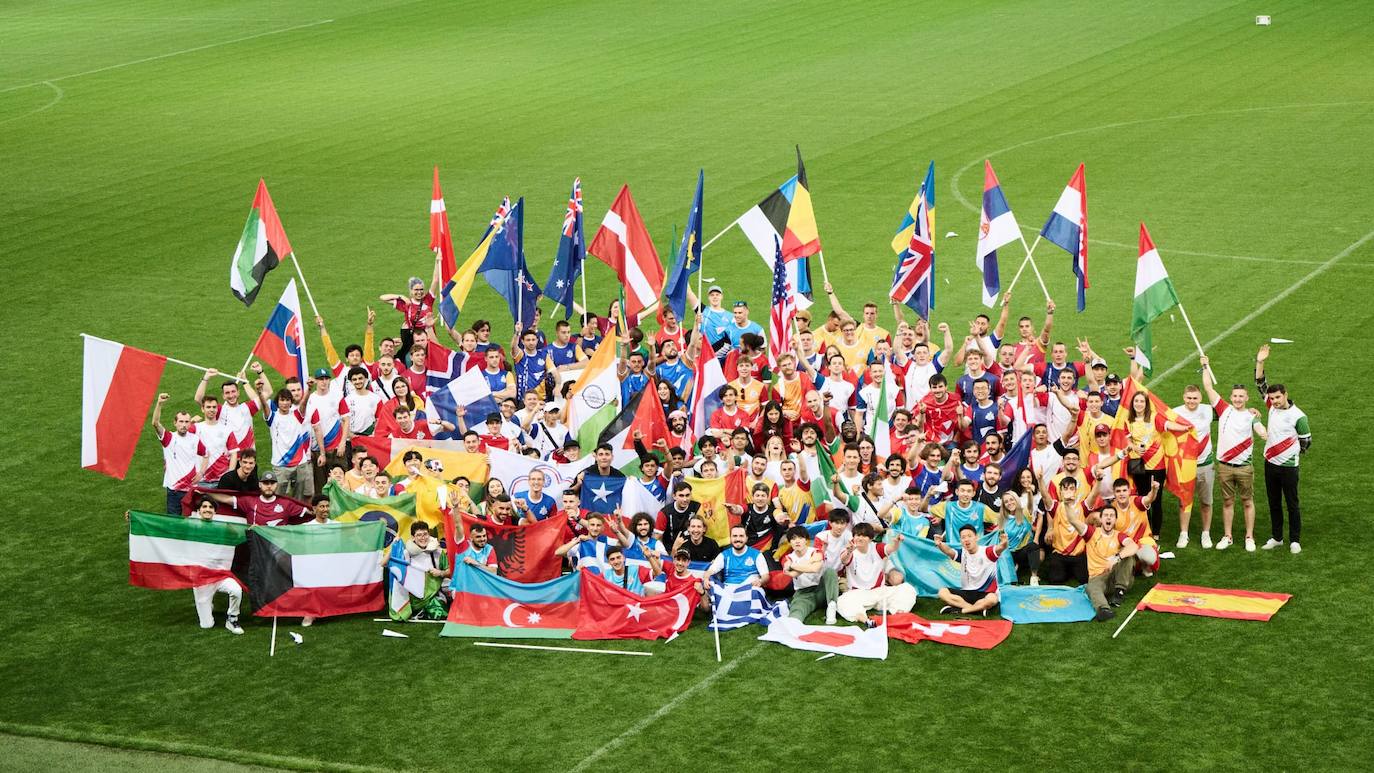 Los representates de los diferentes países que participaron en la final del Red Bull Paper Wings en el Red Bull Arena (Salzburgo).