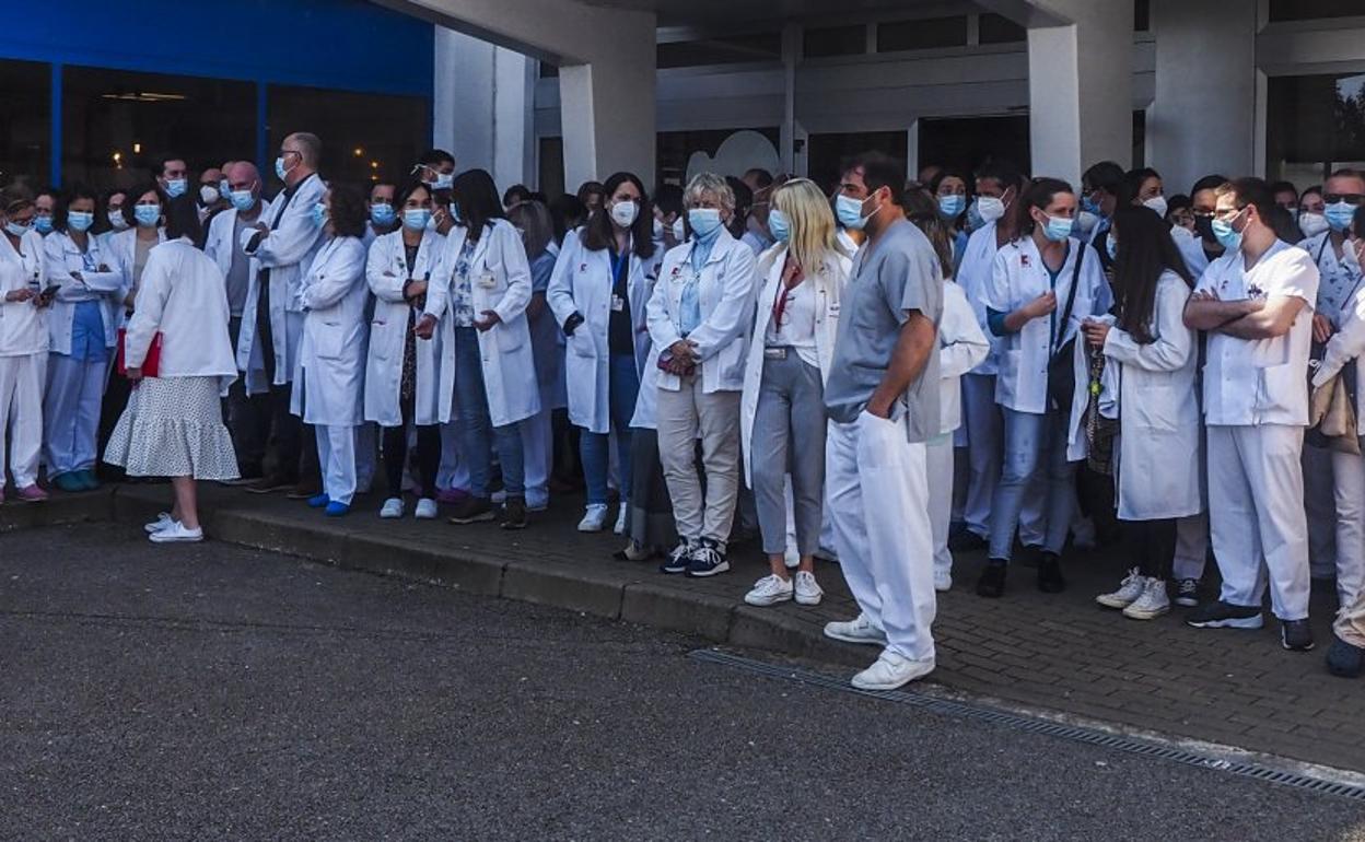 Profesionales del Hospital de Laredo, arropados por vecinos, en una de las concentraciones que se han convocado cada jueves para reclamar soluciones a la grave falta de personal del centro. 