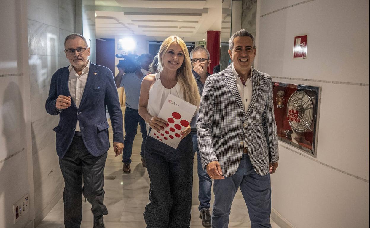 Ángel Pazos (izquierda), Cayetana Guillén Cuervo y Pablo Zuloaga, durante la presentación de la Escuela de Verano, en Santander. 