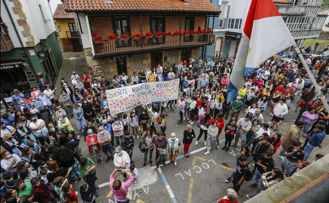 Unas 300 personas se congregaron frente al ayuntamiento 