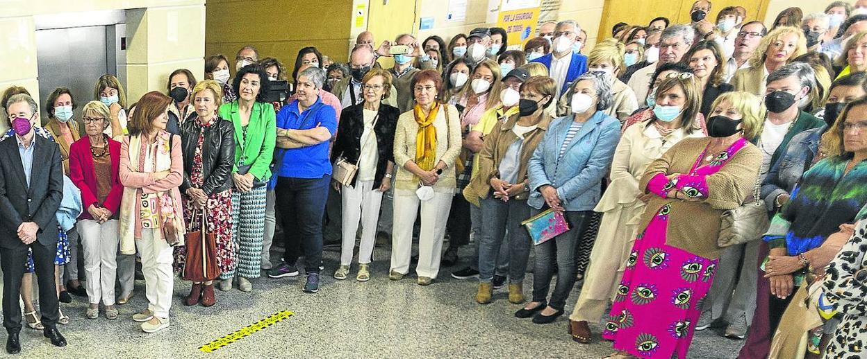 Foto de familia de los jubilados que se despidieron de la Administración pública, en el hall del Gobierno de Cantabria. 