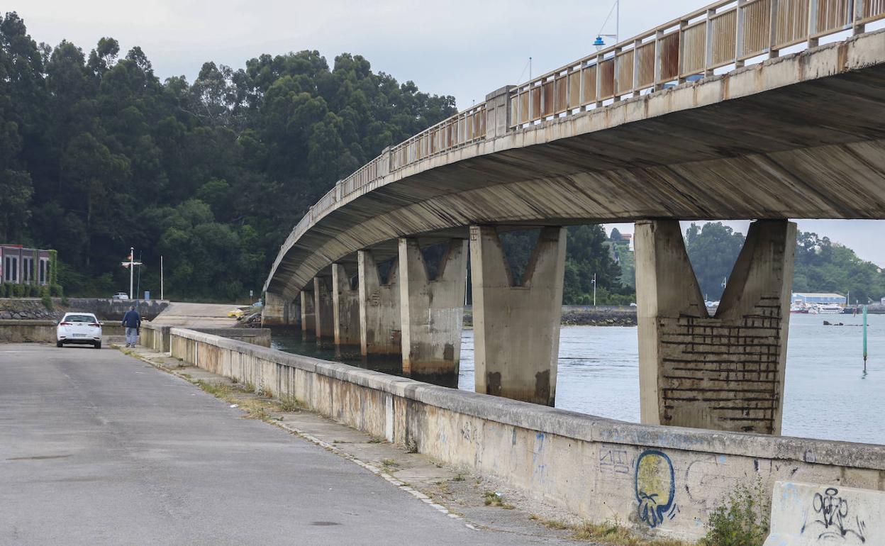 Imagen en la que se aprecia la afección de los pilares y del propio tablero del puente de Somo 