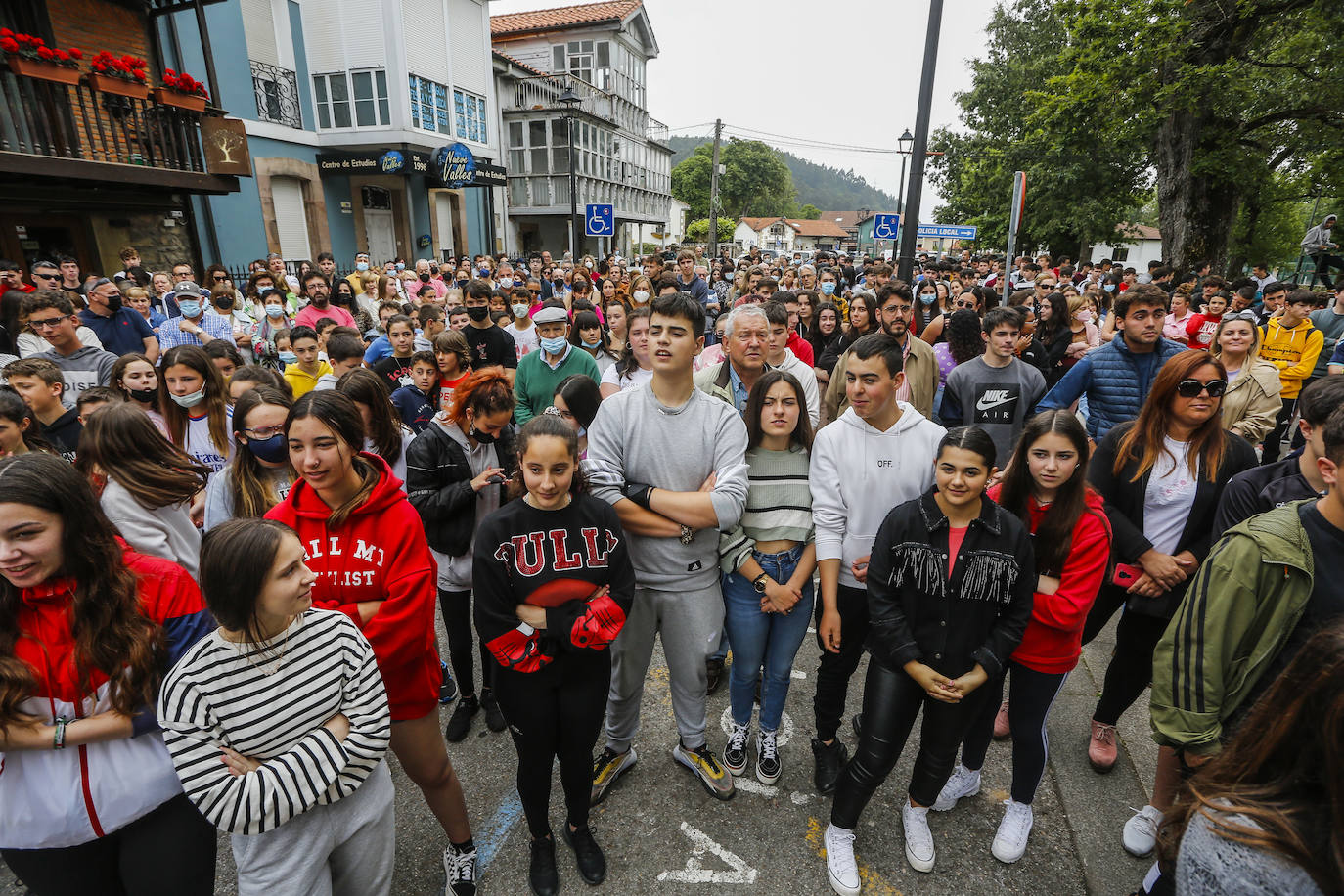 Fotos: Concentración en apoyo al joven agredido en Puente San Miguel