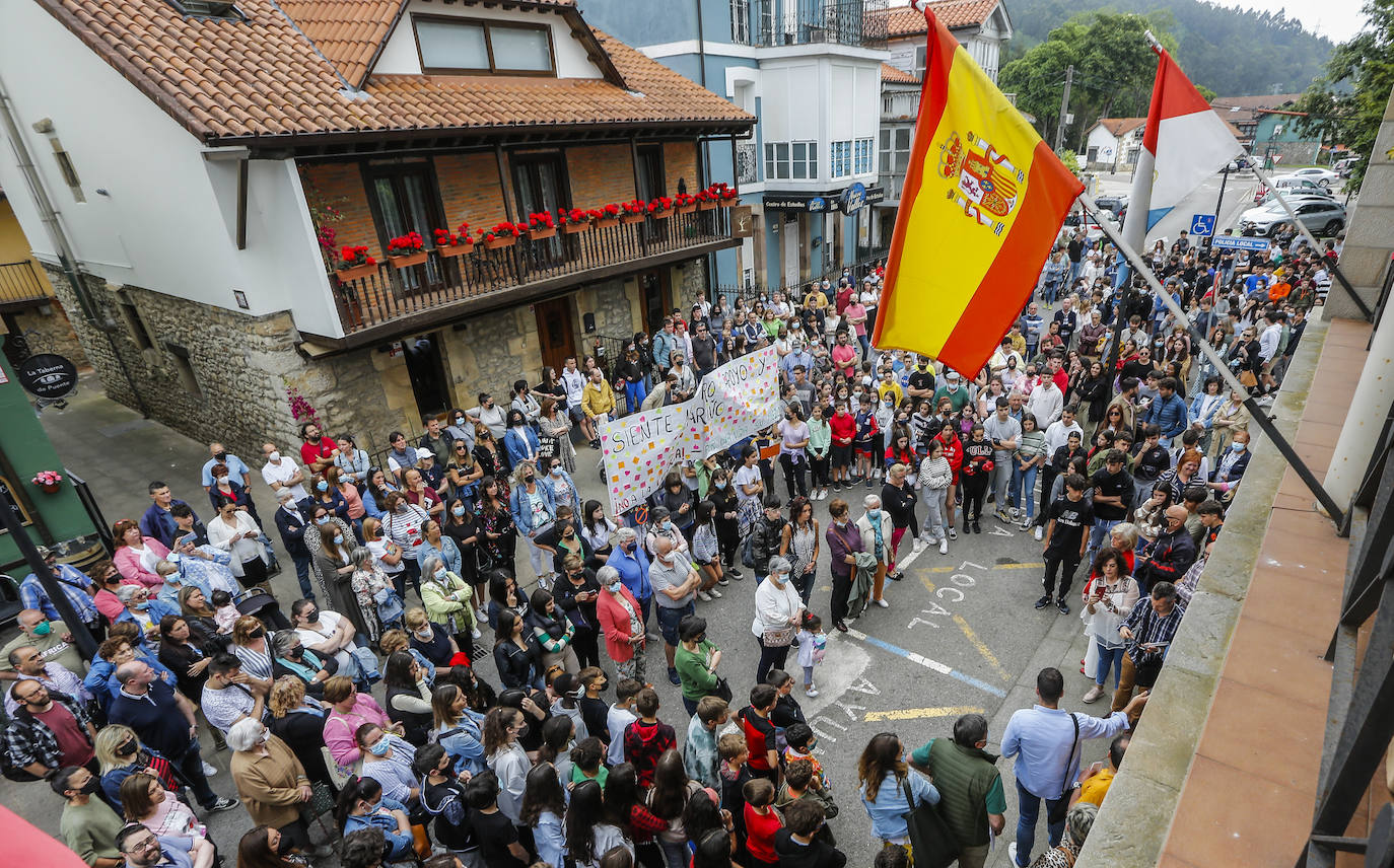 Fotos: Concentración en apoyo al joven agredido en Puente San Miguel