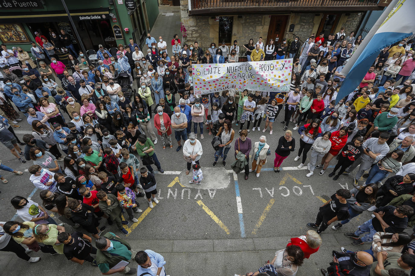 Fotos: Concentración en apoyo al joven agredido en Puente San Miguel