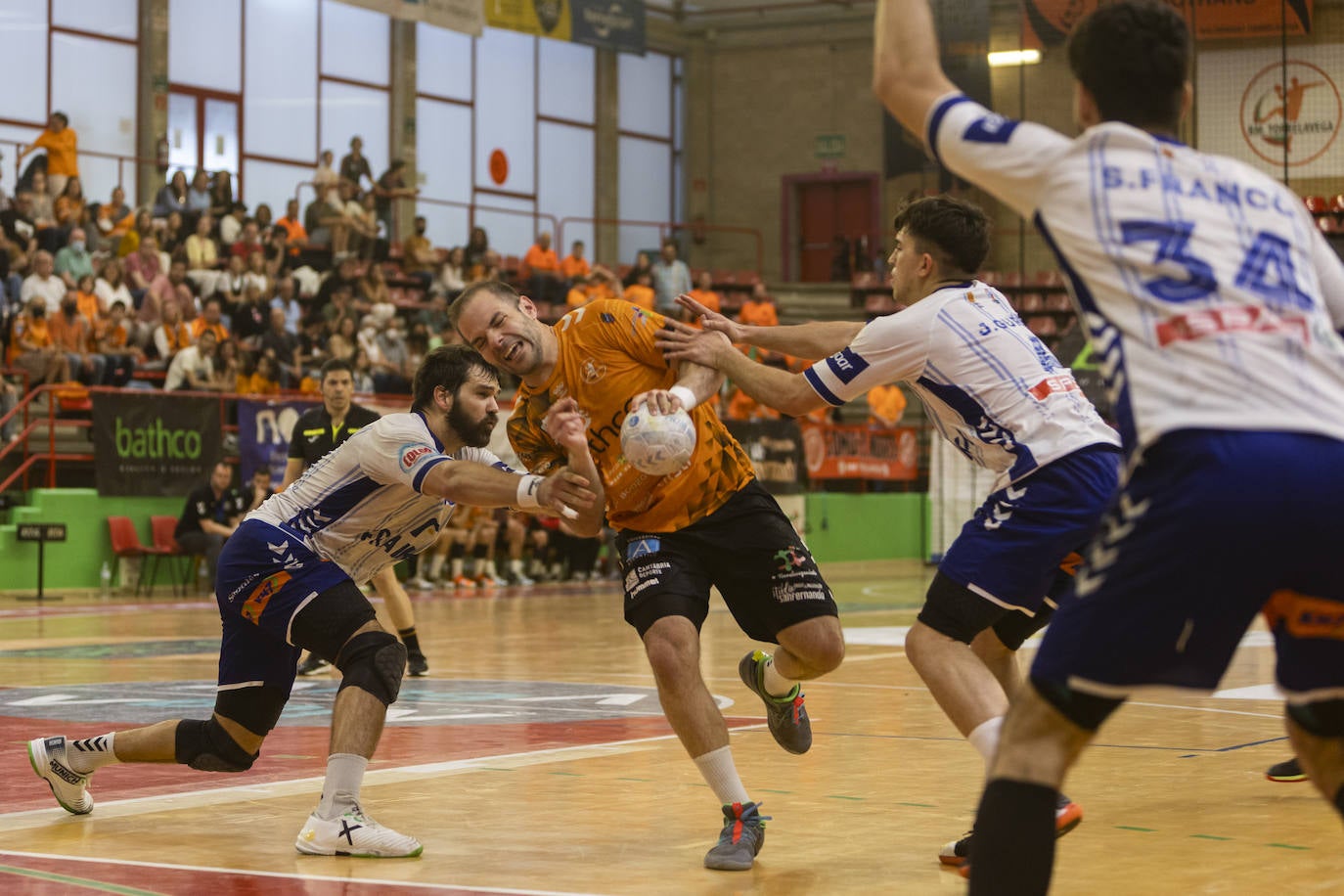 Fotos: La derrota ante Granollers no empaña la fiesta al Bathco