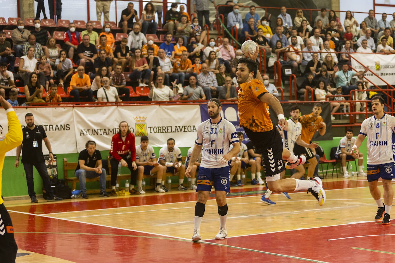 Fotos: La derrota ante Granollers no empaña la fiesta al Bathco