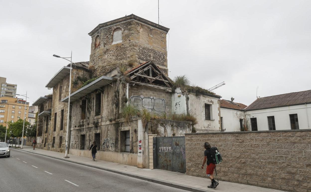 El convento de Las Clarisas presenta un estado de gran degradación, con maleza, pintadas y espacios tapiados. 